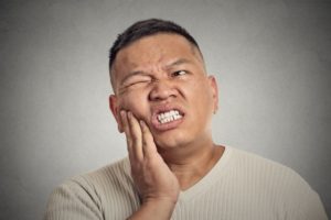 Man with intense toothache should see Conway emergency dentist